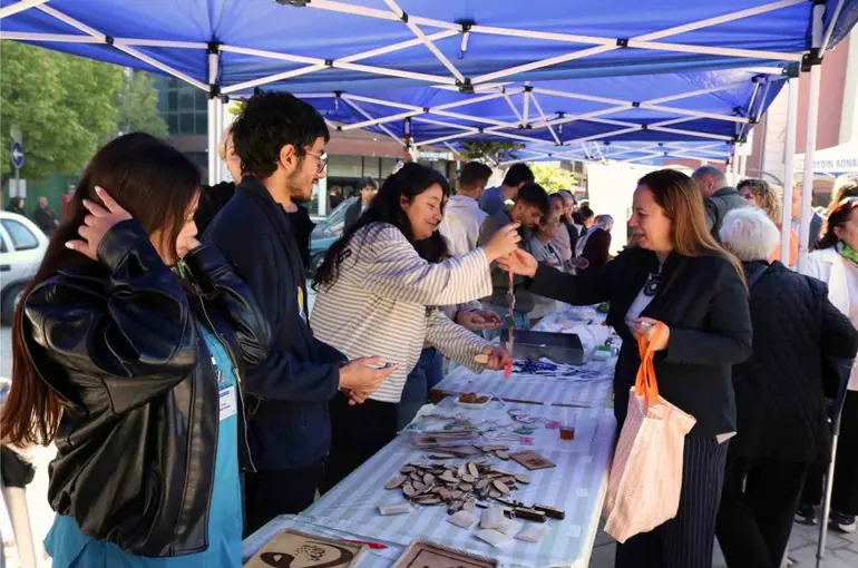 Hastanede tedavi gören çocuklar için destek oldular
