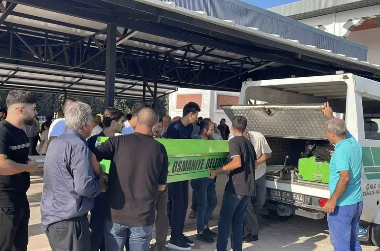 Hatay’da eşi tarafından vurulan Emine Çil, Osmaniye’de son yolculuğuna uğurlandı
