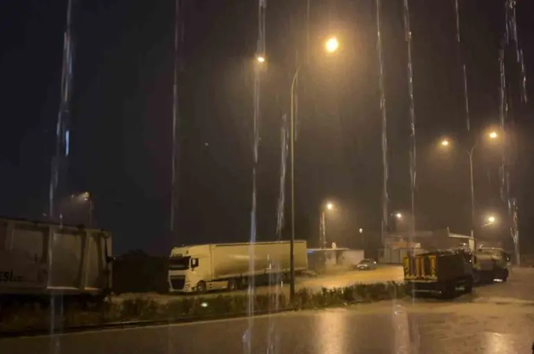 Hatay’da kuvvetli yağış etkisini hissettiriyor
