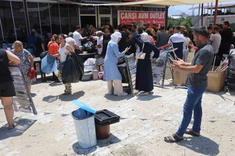 Hatay’da mağaza açılışında izdiham
