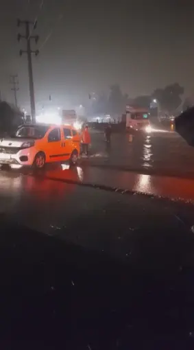 Hatay’da sağanak yağış yolları ve caddeleri göle çevirdi
