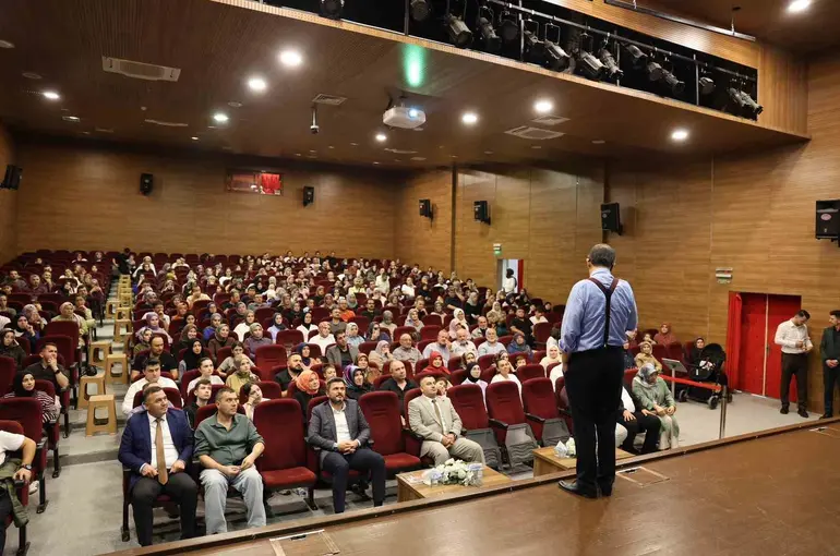Hayati İnanç, Vezirköprü’de kitapseverlerle buluştu
