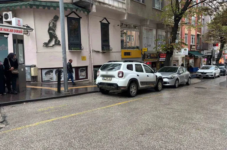 Hem ters şeritten geldi hem de minibüs durağına park etti
