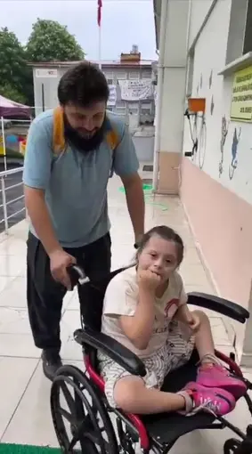 Her gün özel kızını okula getiren babaya duygulandıran sürpriz
