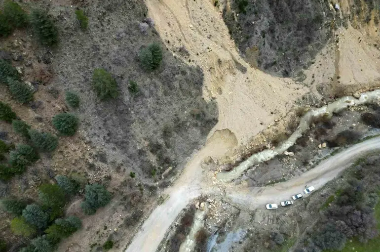Heyelan sonrası ortaya çıkan görüntü görenleri ürküttü
