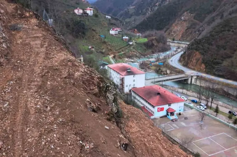 Heyelan tehdidine karşı okul koruma altına alındı
