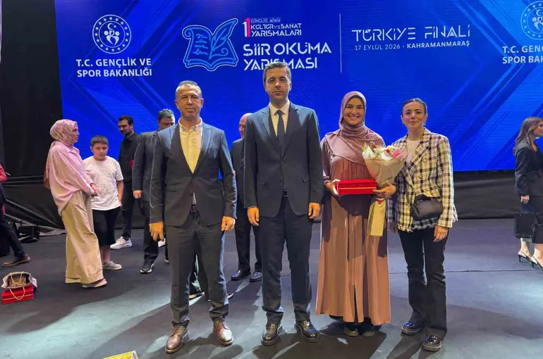 Hitit Üniversitesi öprencisi, şiir yarışmasında Türkiye birincisi oldu
