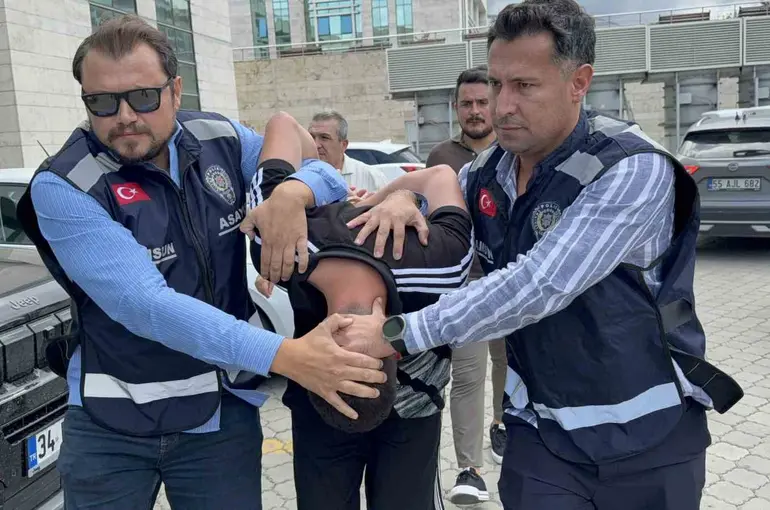 İçinde husumetlisi var zannedip boş araca kurşun yağdırdı
