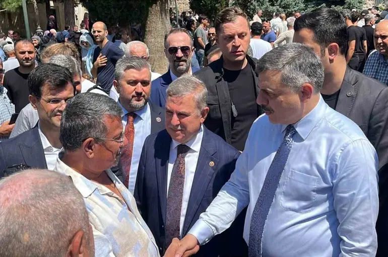 İçişleri Bakanı Çiftçi, cuma ve cenaze namazlarına katıldı
