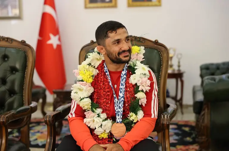 Iğdır Valisi Taşolar, bronz madalyalı milli judocu Salih Yıldız’ı ağırladı
