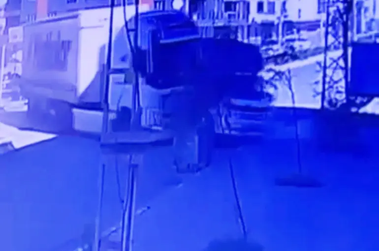 Iğdır’da tırın hafif ticari aracı takip edip çarptığı anlar kamerada
