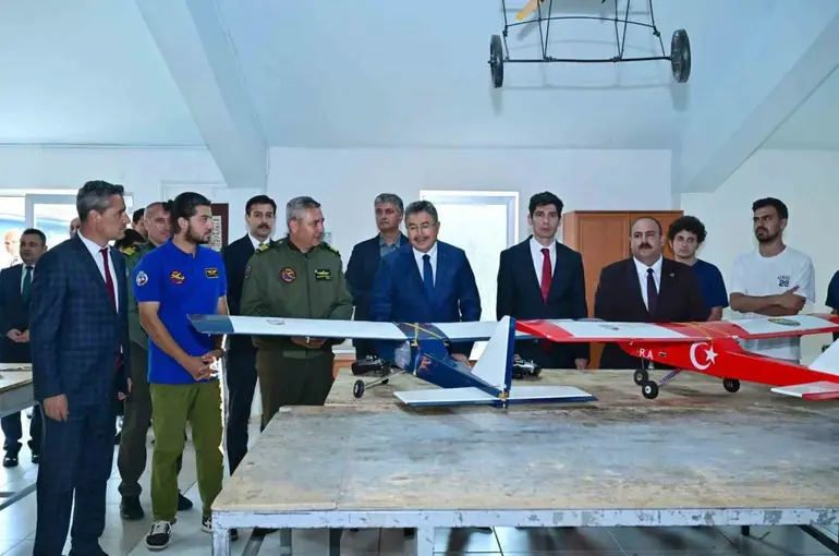 İHA yarışmalarında görev alacak pilotların eğitim gördüğü merkeze Vali Yılmaz’dan ziyaret
