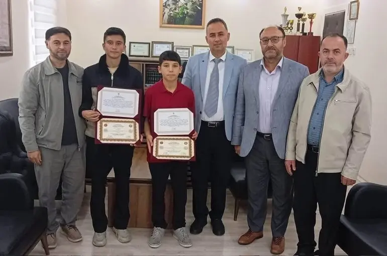İki öğrenci daha icazet belgesini aldı
