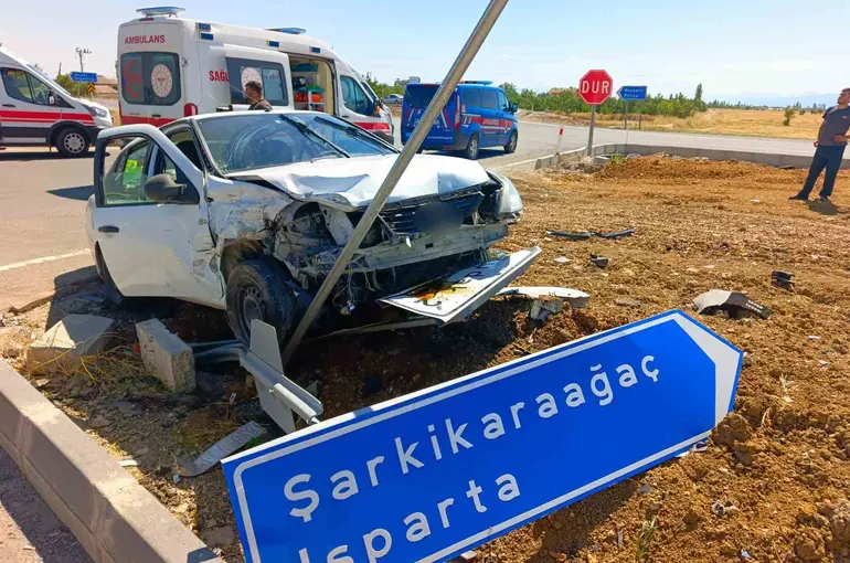 İki otomobil kavşakta çarpıştı: 7 yaralı
