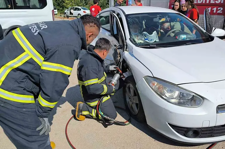 İki otomobilin çarpıştığı kazada 4 kişi yaralandı
