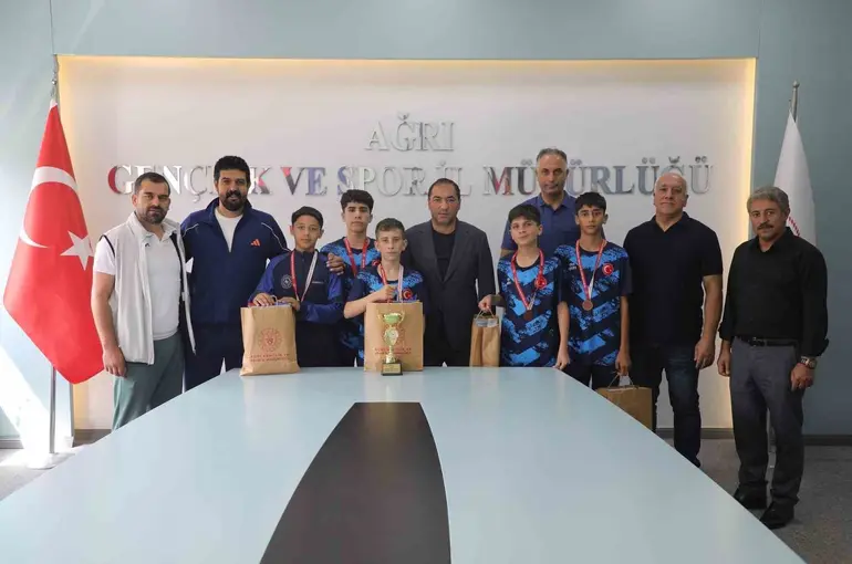 İl Müdürü Ahmet Çelebi’den Türkiye Üçüncüsü Badminton takımına tebrik
