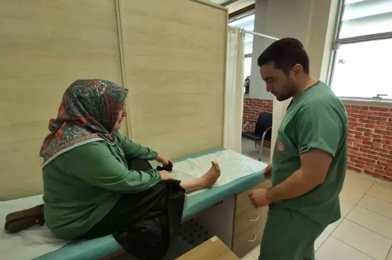 İlk ayakkabısını 51 yaşında giyebildi
