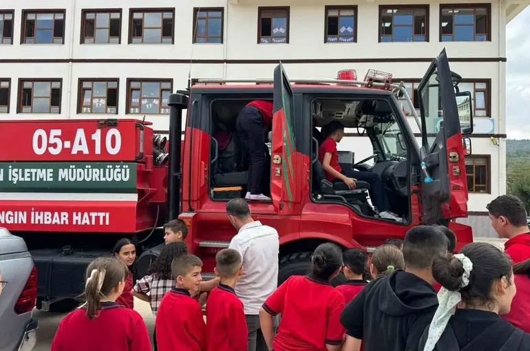 İlkokul öğrencilerinin ilk dersi yeşil vatan

