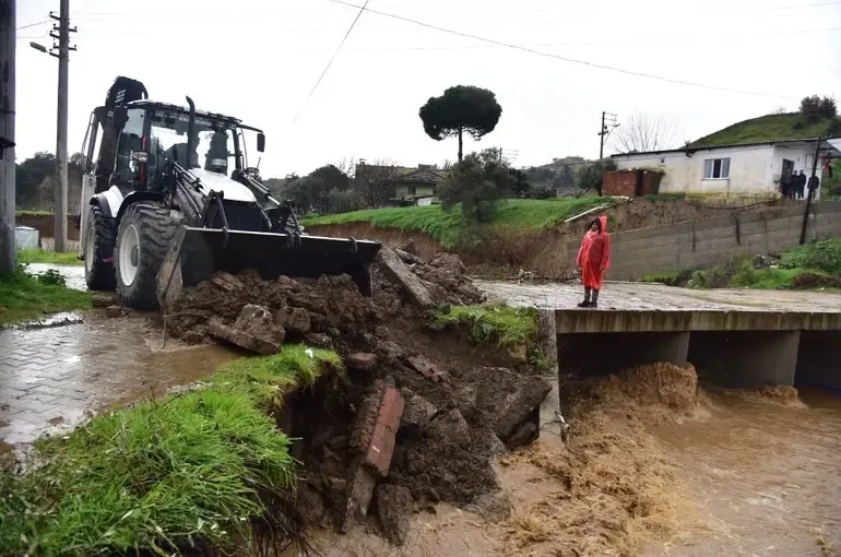 İncirliova Belediyesi’nden yağışa hızlı müdahale
