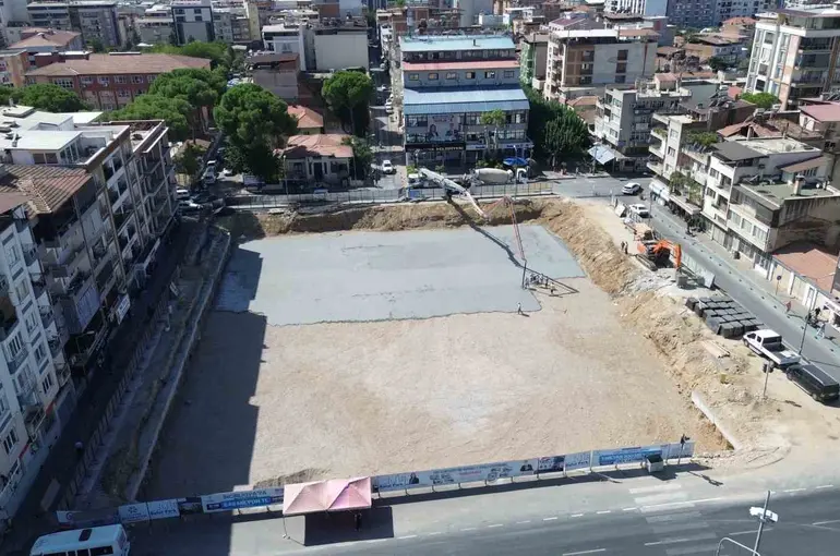 İncirliova’daki meydan projesi sürüyor
