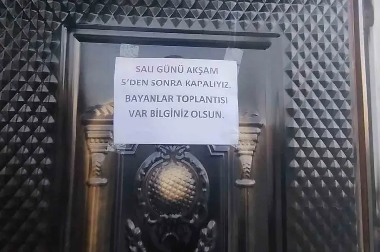 İnegöl’de roller değişti: Erkekler evde, kadınlar kahvede
