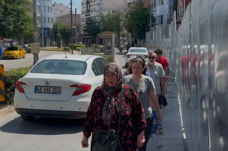 İnşaat paravanı kaldırımı kapattı, yayalar trafiğin ortasında kaldı
