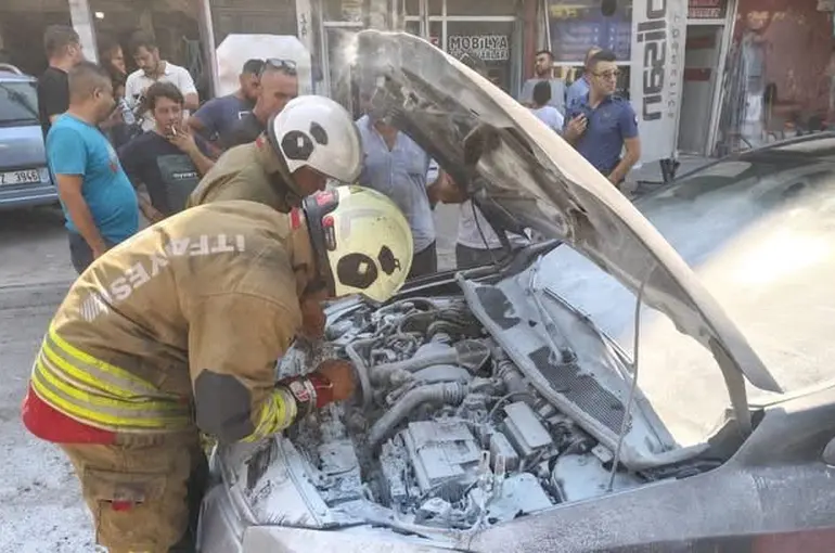 İskenderun’da otomobil alevlere teslim oldu
