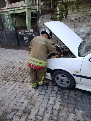 İskenderun’da otomobilde yangın çıktı
