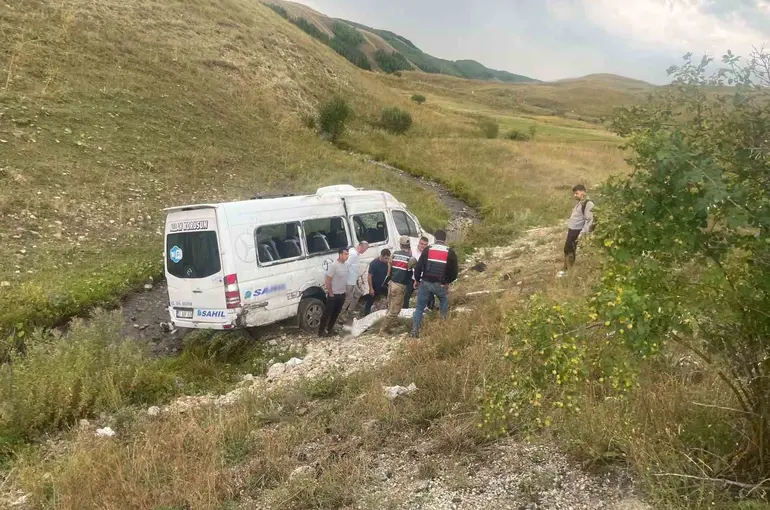 İspir’de yolcu minibüsü şarampole devrildi: 3 yaralı
