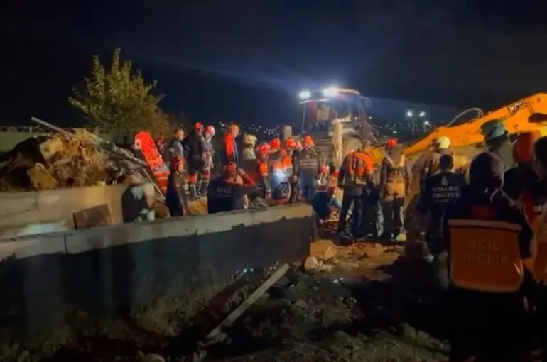 İstanbul Valiliğinden Büyükçekmece’deki göçükle ilgili açıklama: 3 kişi gözaltına alındı

