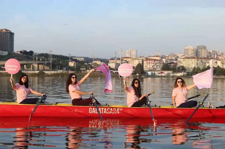 İstanbul’da meme kanserine karşı kürek çektiler

