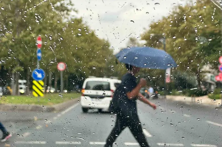 İstanbul’da sonbahar yüzünü gösterdi, beklenen yağmur etkili olmaya başladı
