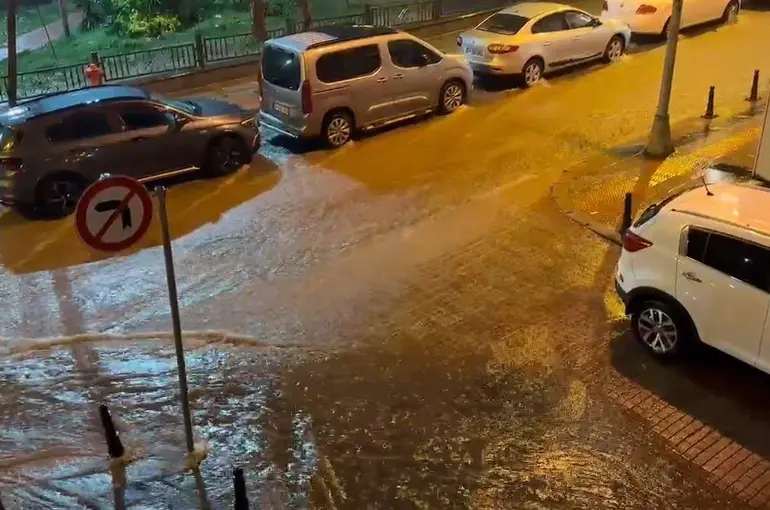 İstanbul’da yollar göle döndü

