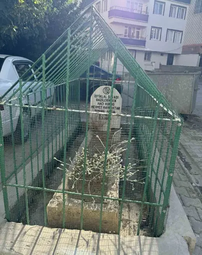 İstiklal Savaşı gazisinin mezarı yerleşim yerinin ortasında kaldı
