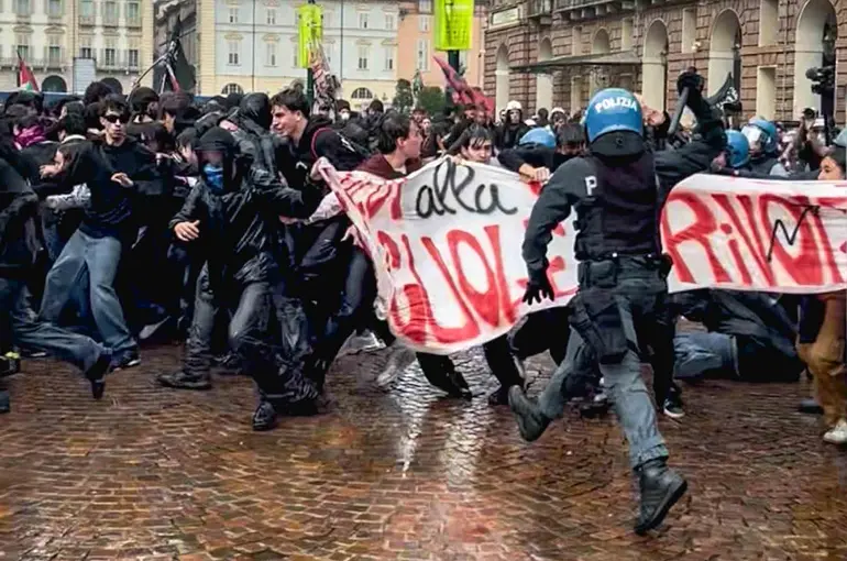 İtalya protestolarında 271 kişiye gözaltı
