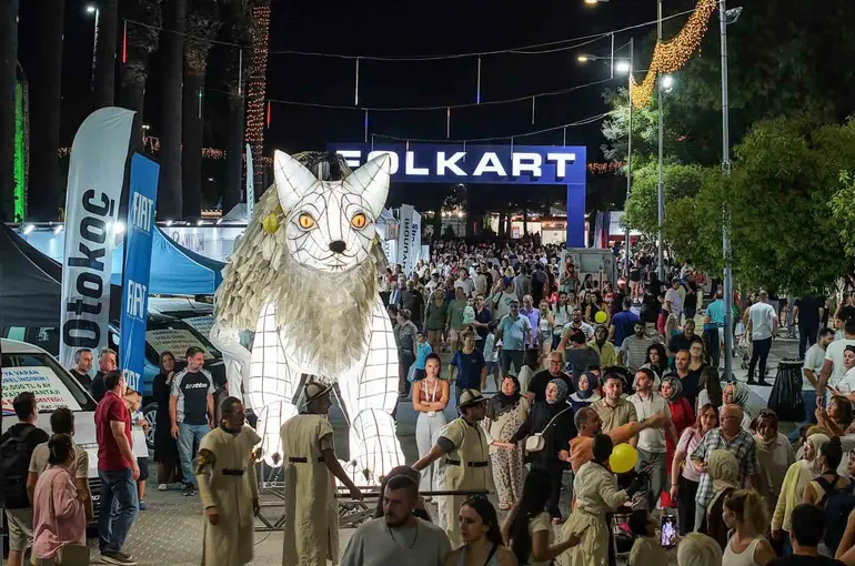 İzmir Enternasyonal Fuarı’nda masalsı buluşma: "Beyaz Tilki" büyüledi

