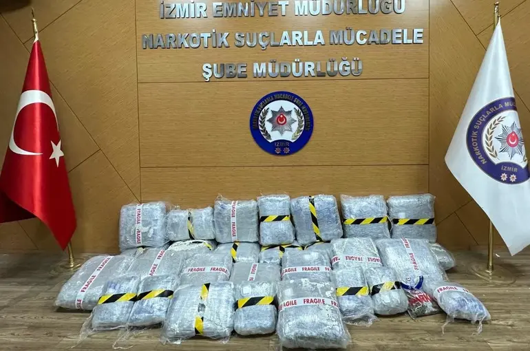 İzmir’de bir evde 80 kilo uyuşturucu ele geçirildi
