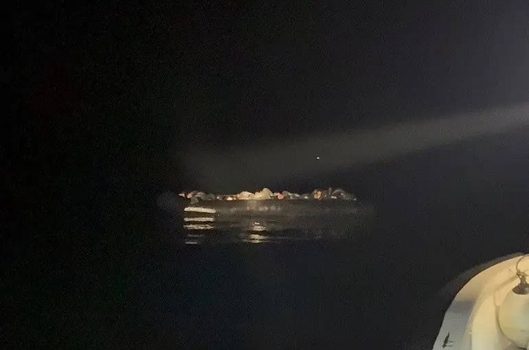 İzmir’de yasa dışı geçişe Sahil Güvenlik engeli: 55 düzensiz göçmen ve 4 organizatör yakalandı
