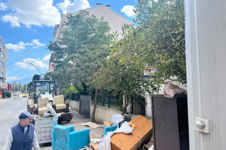 İzmit’te kaldırımdaki çöp yığını temizlendi
