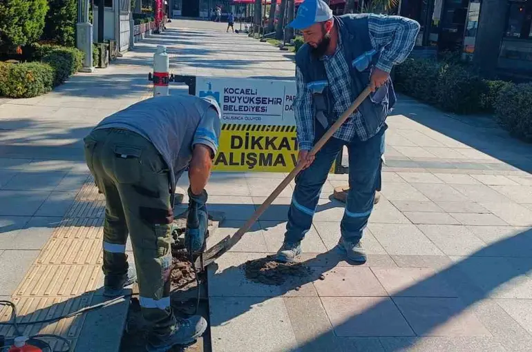 İzmit’te yürüyüş yolları ve kaldırımlar onarılıyor
