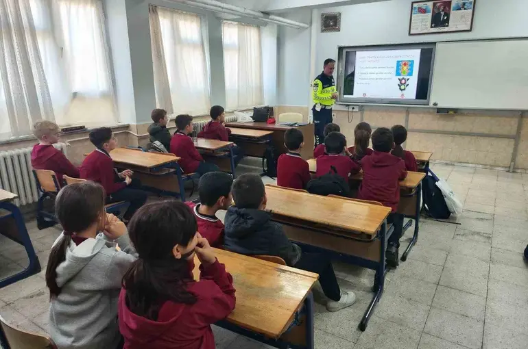 Jandarma 29 öğrenciye trafik eğitimi verdi
