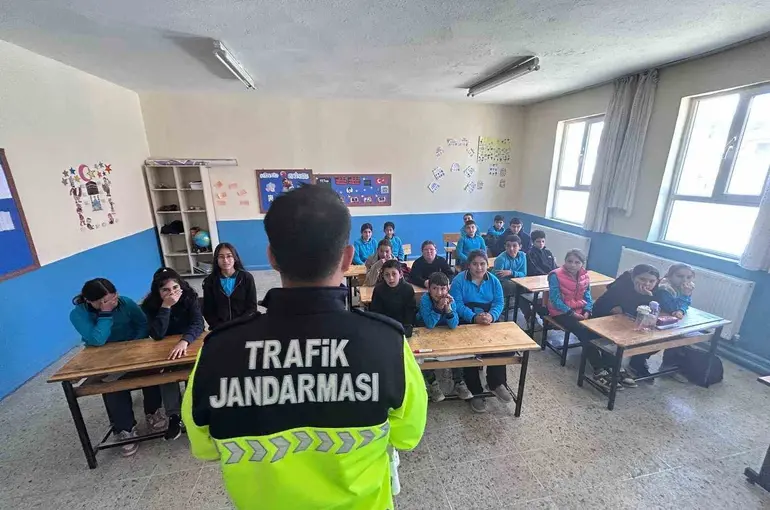 Jandarma öğrencilere trafik eğitimi verdi
