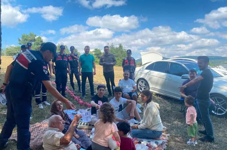 Jandarma ve akademisyenlerden piknikçilere orman yangını uyarısı
