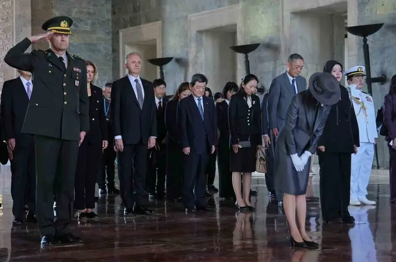 Japonya Prensesi Akiko Anıtkabir’i ziyaret etti
