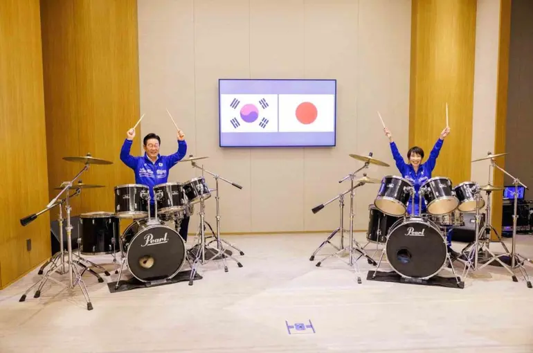 Japonya ve Güney Kore liderlerinden K-pop şarkıları eşliğinde bateri şov

