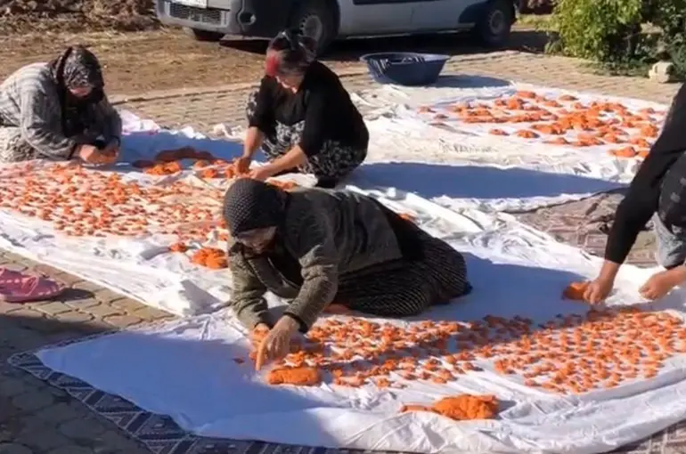 Kadınlar imece usulü ile tarhana döktü
