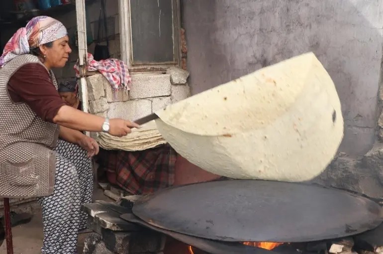 Kahramanmaraş’ta kadınların imece usulü yufka ekmek mesaisi
