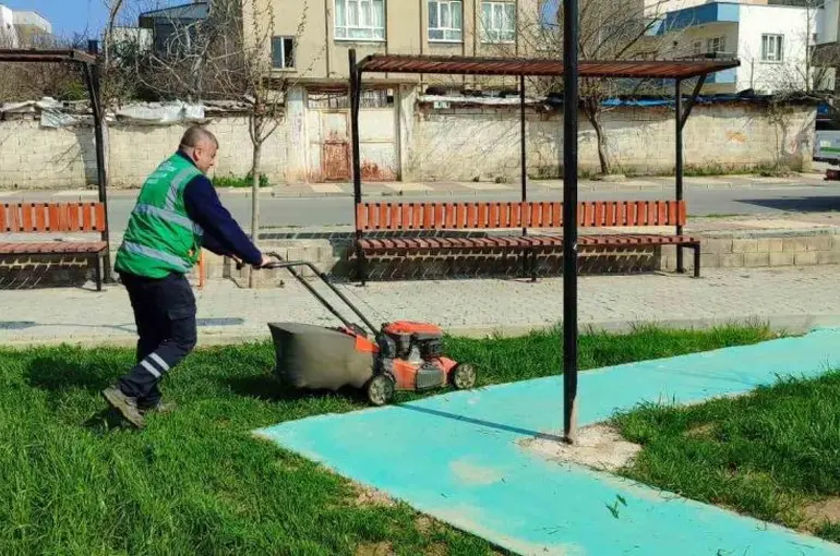 Kahta Belediyesi’nden park ve yeşil alanlarda yoğun yaz mesaisi
