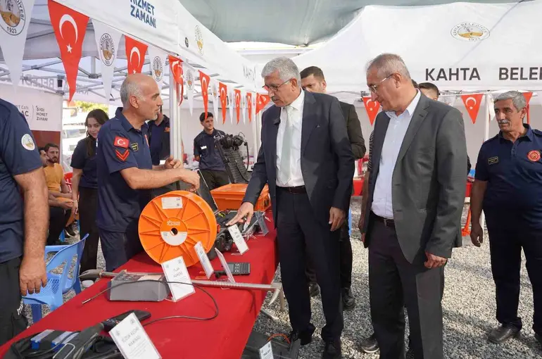 Kahta’da hayat kurtaran buluşma: İtfaiye ekipleri kent meydanında

