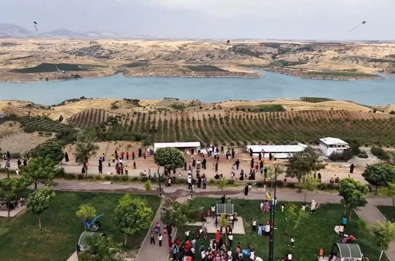 Kahta’da uçurtmalar Gazze’deki çocuklar için uçtu
